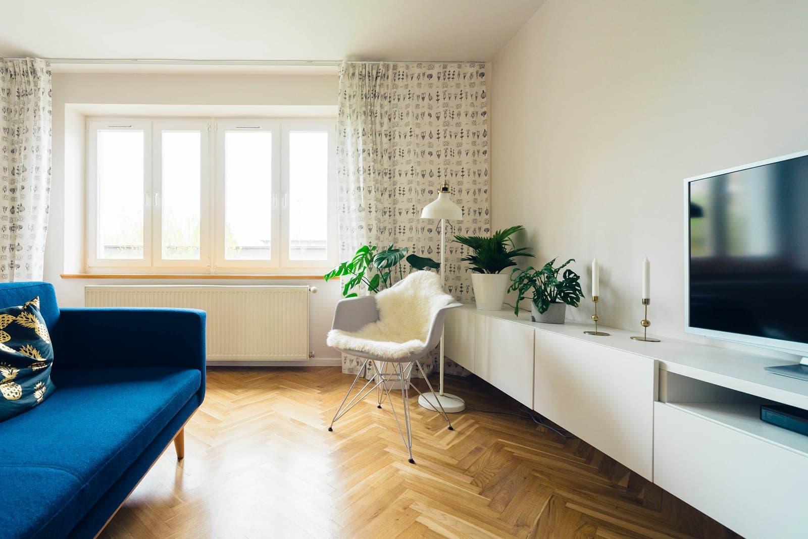 Wide interior, low-light suite